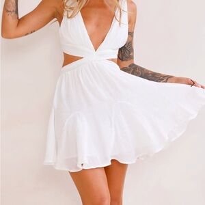 Elegant White Sleeveless Dress